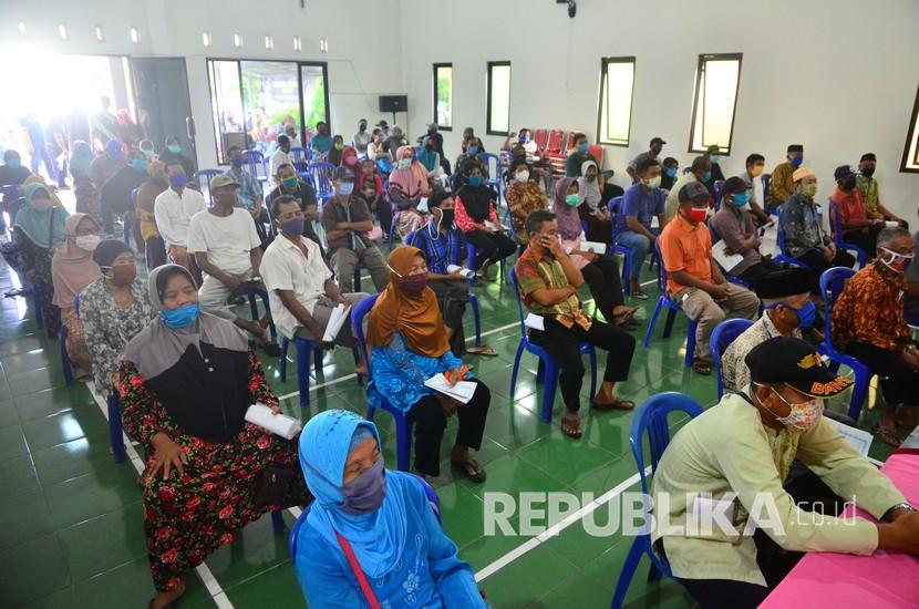 Warga antre untuk menerima Bantuan Langsung Tunai Dana Desa (BLT-DD) di Balai Desa Tanjungkarang, Jati, Kudus, Jawa Tengah, Senin (18/5/2020). Sembilan kecamatan di Kudus terpantau telah dilanda Covid-19.