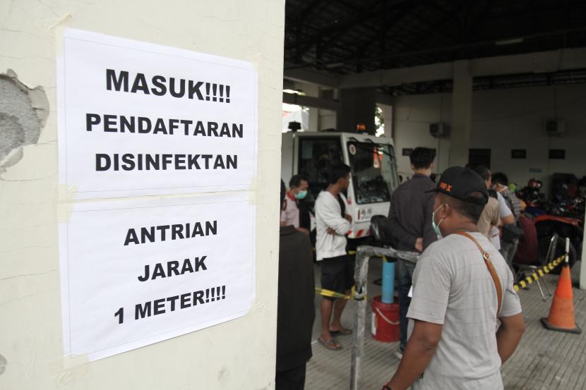 Warga antre untuk mengambil cairan disinfektan di Kantor Badan Penanggulangan Bencana Daerah (BPBD) DIY, Baciro, DI Yogyakarta, Selasa (31/3/2020). BPBD Yogyakarta membagikan cairan disinfektan kepada warga agar bisa melakukan penyemprotan secara mandiri di lingkungan tempat tinggal dengan dibekali prosedur keamanan sebagai upaya mencegah penyebaran virus Corona atau COVID-19.