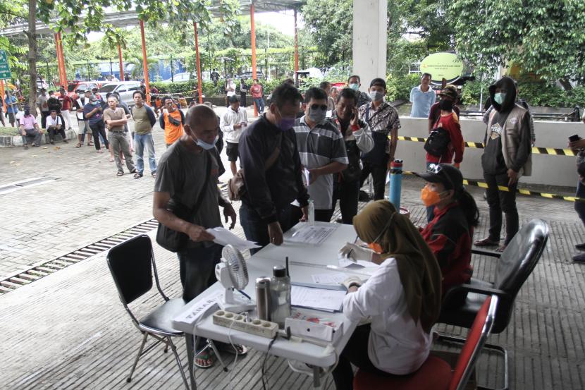 Pemkot: Tren Kasus Corona di Yogyakarta Menurun. Foto: Warga antre untuk mengambil cairan disinfektan di Kantor Badan Penanggulangan Bencana Daerah (BPBD) DIY, Baciro, DI Yogyakarta, Selasa (31/3/2020). BPBD Yogyakarta membagikan cairan disinfektan kepada warga agar bisa melakukan penyemprotan secara mandiri di lingkungan tempat tinggal dengan dibekali prosedur keamanan sebagai upaya mencegah penyebaran virus Corona atau COVID-19.