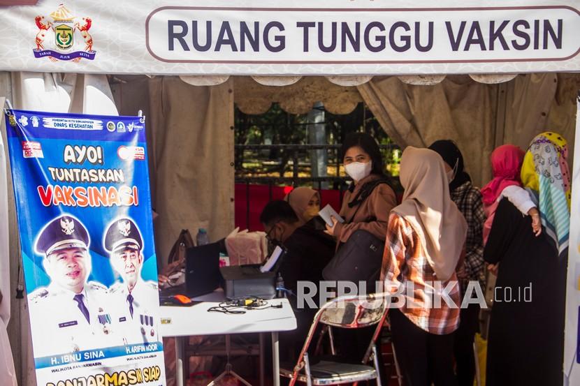 Warga antre untuk mengikuti vaksin COVID-19 di gerai vaksinasi pasar wadai Ramadhan di Banjarmasin, Kalimantan Selatan, Rabu (6/4/2022). Dinas Kesehatan Kota Banjarmasin mengadakan gerai vaksinasi bagi pengunjung pasar wadai Ramadhan untuk mendukung capaian vaksinasi pada bulan Ramadhan sesuai fatwa MUI nomor 13 dan 23 tahun 2021 bahwa vaksin tidak membatalkan puasa hingga kini antusias warga yang ingin vaksin cukup tinggi berdasarkan data petugas dari hari pertama sebanyak 184 pengunjung telah mengikuti vaksin tersebut. Status PPKM di Kalsel Tetap Level Satu Hingga 3 Oktober
