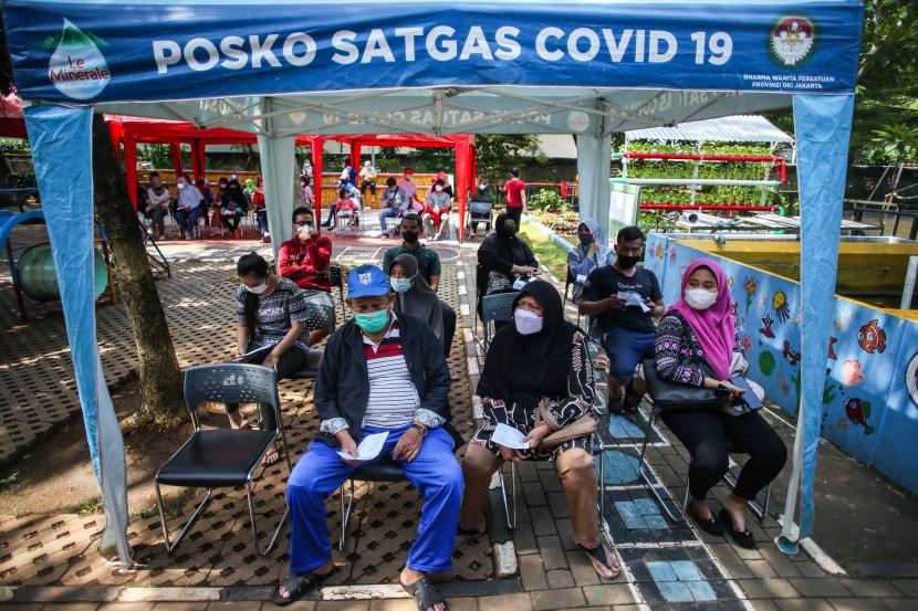 Warga antre untuk mengikuti vaksin COVID-19 dosis ketiga di RPTRA Bhineka, Swadarma, Jakarta, Kamis (24/3/2022). Presiden Joko Widodo memastikan bahwa masyarakat diperbolehkan mudik pada Lebaran tahun 2022 dengan syarat sudah mendapatkan vaksin dosis lengkap dan booster. 