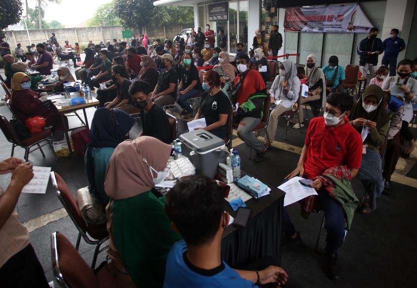 Warga antre untuk mengikuti vaksinasi COVID-19 yang diselenggarakan oleh Polres Tangerang Kota dalam rangka HUT Bhayangkara Ke-76 di Neglasari, Tangerang, Banten, Rabu (15/6/2022). Munculnya COVID-19 subvarian Omicron BA.4 dan BA.5 membuat sejumlah warga antusias mengikuti vaksinasi COVID-19 yang didominasi vaksin booster. 