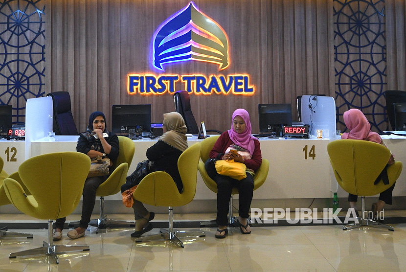 Warga antre mengurus pengembalian dana atau refund terkait permasalahan umrah promo di Kantor First Travel, Jakarta Selatan.