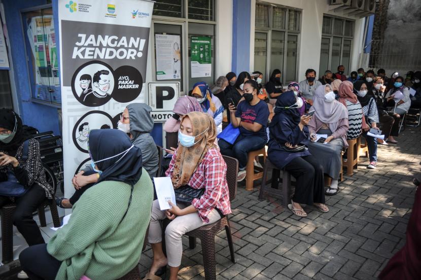Warga antre untuk menjalani vaksinasi booster COVID-19 di UPT Puskesmas Cibiru, Bandung, Jawa Barat, Rabu (6/4/2022). Vaksinasi booster di Kota Bandung telah mencapai 21 persen dan ditargetkan menyentuh angka 30 persen pada April 2022.