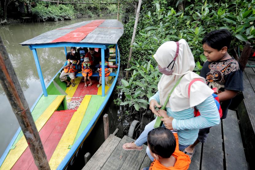 Warga antri menaiki perahu di Ekowisata Mangrove Gunung Anyar, Surabaya, Jawa Timur (ilustrasi)