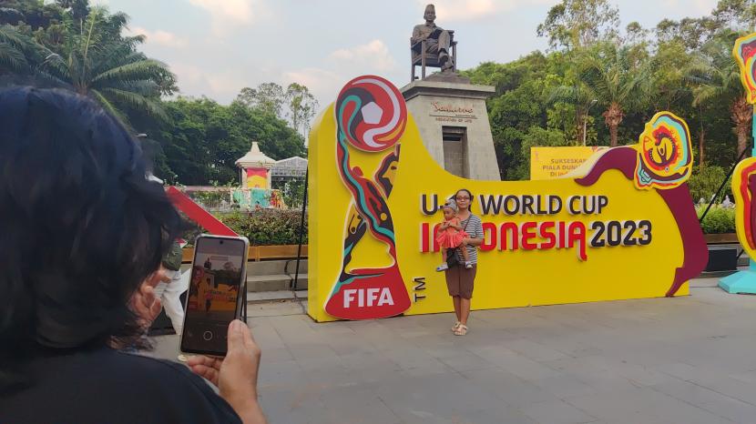  Warga antusias berfoto di depan both Piala Dunia U17 di kawasan Stadion Manahan Solo, Rabu (8/11/2023).