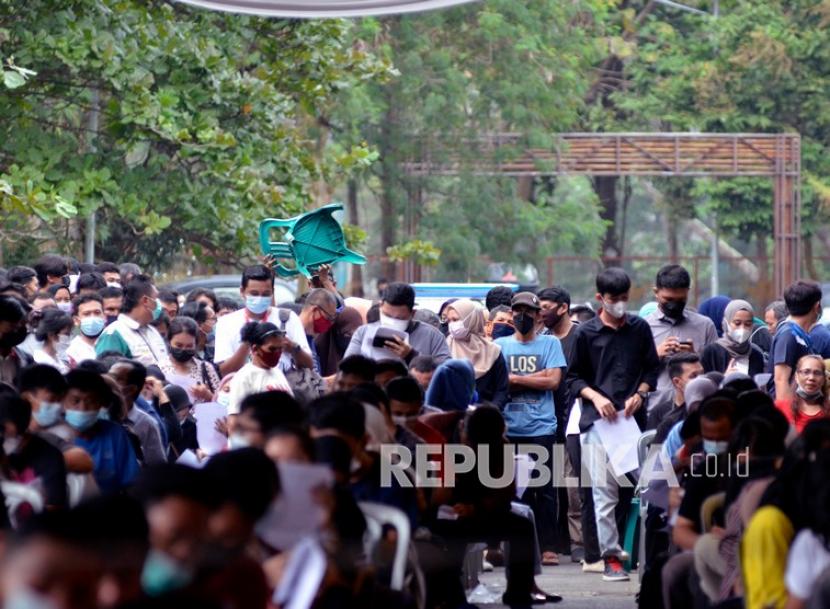 Warga antusias hadir untuk mengikuti vaksinasi COVID-19 massal di GSG Universitas Lampung, Lampung, Sabtu (26/6/2021). Dinas Kesehatan bersama TNI dan POLRI menggelar vaksinasi COVID-19 massal untuk mencapai kekebalan komunal atau herd immunity menuju Indonesia sehat bebas COVID-19.