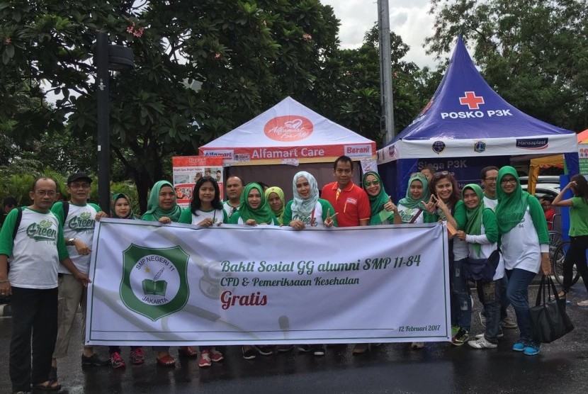 Warga antusias mengikuti pengobatan gratis yang digelar Alfamart di CFD Thamrin, Jakarta.