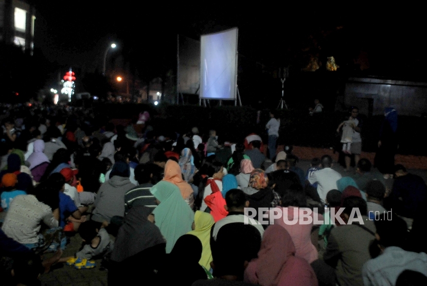   Warga antusias menonton pemutaran film G30S/PKI di Taman Graha Mall Cijantung, Jakarta Timur, Sabtu (23/9).