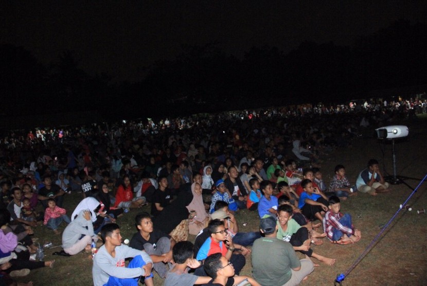 Warga antusias Nobar film G30S PKI yang digelar di Lapangan gatot Subroto, Cijantung, Jakarta (20/9).