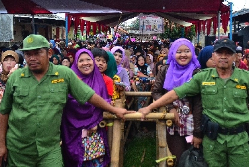 Warga antusiasi mengikuti pemilihan kepala desa di Rawapanjang, Bojong Gede.