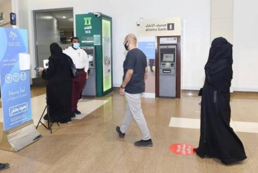 Warga Arab Saudi beraktivitas dengan mentaati  protokol kesehatan. Arab Saudi Catat 183 Kasus Baru Covid-19
