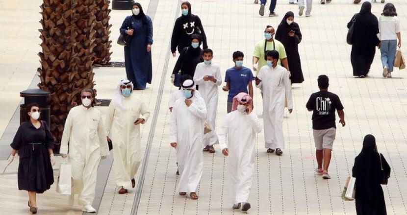 Warga Arab Saudi beraktivitas di luar rumah.