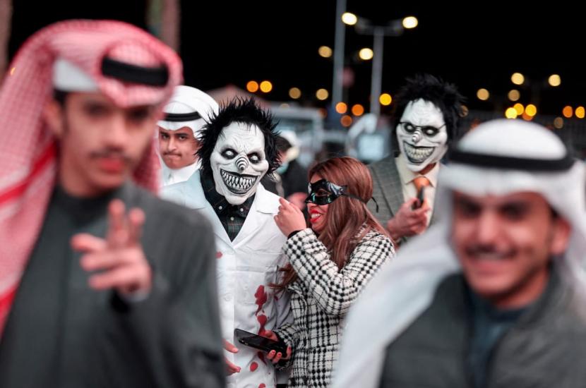 Warga Arab Saudi berpartisipasi dalam pesta kostum selama dua hari di Riyadh, 17 Maret 2022. Waktunya Cosplay, Ratusan Warga Arab Saudi Berpesta Kostum Selama Dua Hari