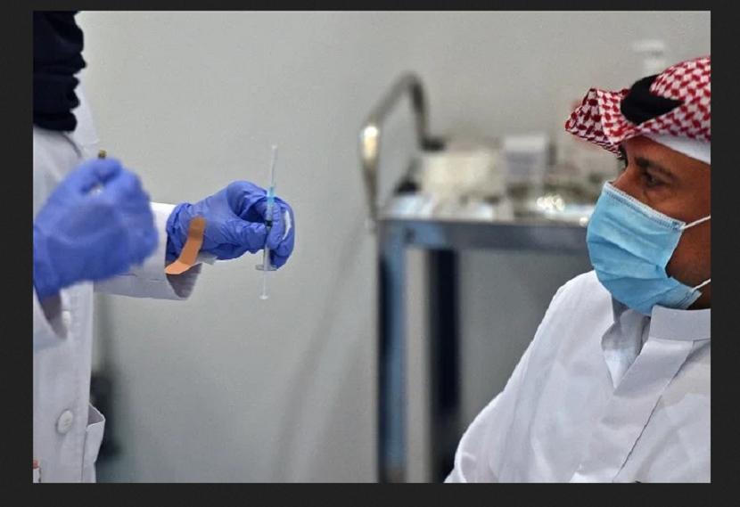 Arab Saudi Tangguhkan Penerbangan ke UEA. Warga Arab Saudi disuntik vaksin Covid-19
