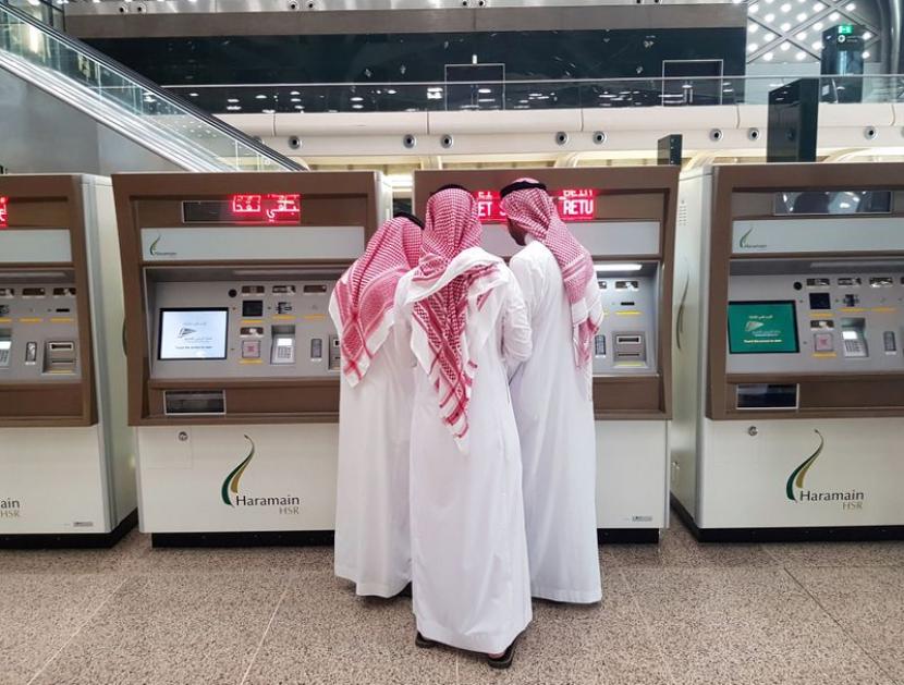 Warga Arab Saudi membeli tiket kereta cepat Haramain di King Abdullah Economic City dekat Jeddah, Arab Saudi pada 18 September 2018. Hal yang Perlu Anda Tahu Soal Kereta Cepat Haramain, Stasiun dan Cara Pesan Tiket