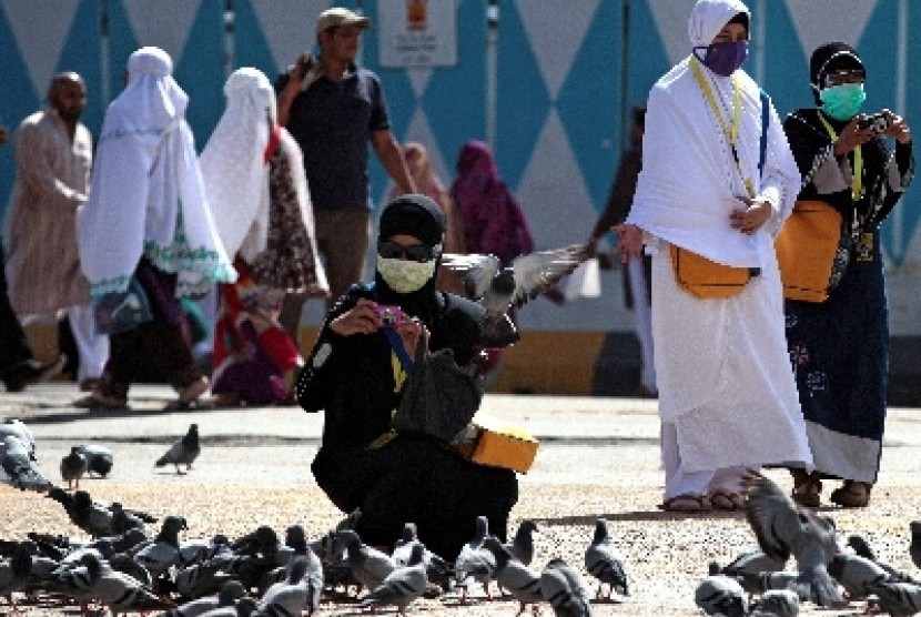 Warga Arab Saudi mengenakan masker untuk mencegah terjangkit penyakit Middle East respiratory syndrome (MERS) di Makkah  