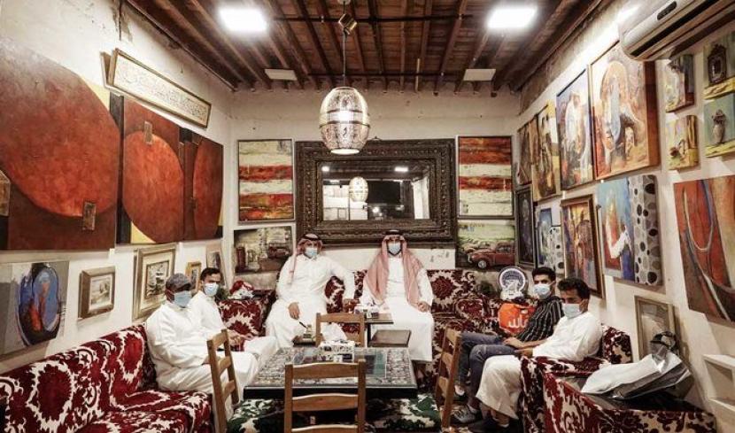 Secangkir Kopi dan Sejarah Masa Lalu di Al-Balad Jeddah. Warga Arab Saudi menikmati kafe di kawasan Al Balad, Jeddah, Arab Saudi yang bersejarah.
