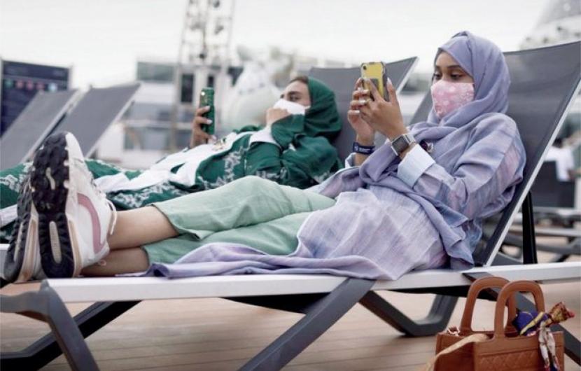 Ketua Otoritas Kesehatan: Tidak Ada Kasus Omicron di Saudi. Warga Arab Saudi menikmati waktu dengan memakai masker. Kini, Arab Saudi telah mencabut aturan penggunaan masker di tempat umum bagi mereka yang telah divaksinasi lengkap.