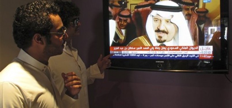 Warga Arab Saudi menonton siaran televisi yang melaporkan berita wafatnya putra mahkota Arab Saudi, Pangeran Sultan bin Abdul-Aziz Al Saud, di Riyadh, Arab Saudi, Sabtu (22/10).