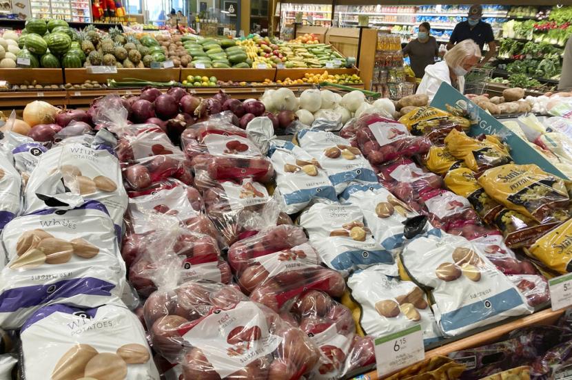 Warga AS berbelanja di sebuah supermarket di Miami Utara, Florida, Amerika Serikat.