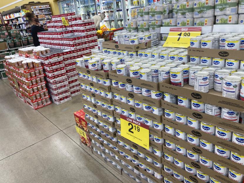Warga AS berbelanja di sebuah supermarket di Miami Utara, Florida, Amerika Serikat. Indeks harga produsen AS untuk permintaan akhir turun 0,5 persen pada Desember.