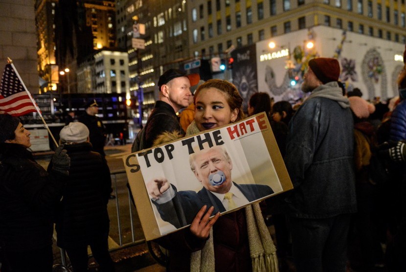 Warga AS berdemo menentang pelantikan Donald Trump di dekat Trump Tower