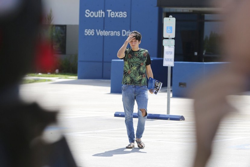 Warga AS Francisco Galicia (18 tahun) keluar dari pusat penahanan imigran South Texas Detention Facility di Pearsall, Texas, Selasa (23/7). Remaja yang lahir di AS tersebut menjadi korban salah tangkap dan ditahan tiga pekan.