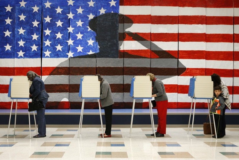 Warga AS memberikan suaranya di TPS yang terletak di Richmond, VA, Selasa (8/11).