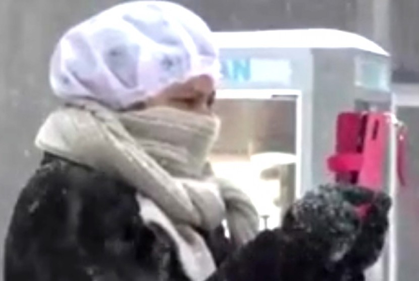 Warga AS mengambil gambar dengan ponsel saat badai salju
