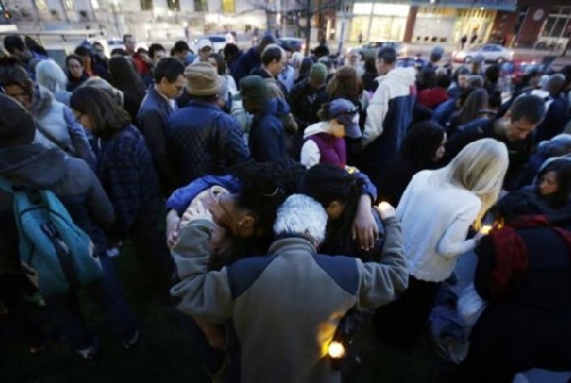 Warga AS yang berduka melakukan doa bersama Rabu (17/4) di Balai Kota Boston, Massachussets untuk para korban ledakan pada Marathon Boston