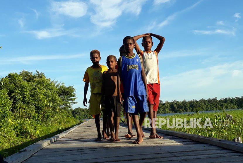 Warga Asmat saat diberikan bimbingan kesehatan oleh relawan Aksi Cepat Tanggap (ACT) di Kampung Yausakor, Distrik Siret, Kabupaten Asmat, Rabu (7/2).