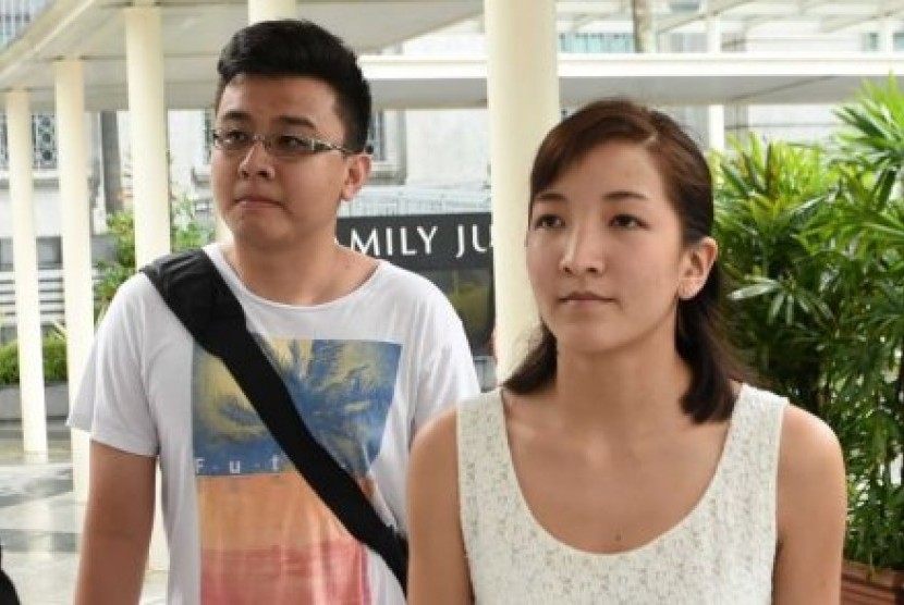 Warga Australia, Ai Takagi (kanan), dan suaminya yang asal Singapura, Yang Kaiheng, tiba di pengadilan. 