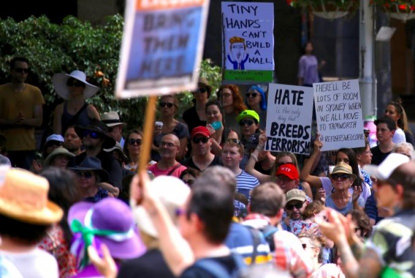 Warga Australia berdemo di Sydney, 4 Februari 2017. Mereka menentang perintah eksekutif Presiden AS Donald Trump dan mendesak kamp pengungsi Australia ditutup.
