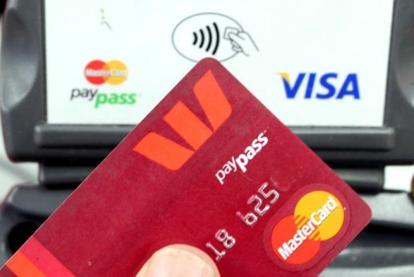 Warga Australia menjadi pengguna tertinggi kartu kredit dan debit tap and go di dunia dimana mereka tinggal meletakkan kartu di atas mesin ketika hendak membayar belanjaan.