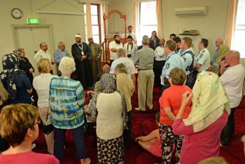 Warga Australia saat mengunjungi Masjid Newcastle, Senin (20/10).