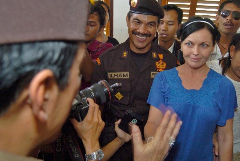 warga Australia terpidana 20 tahun penjara atas kasus narkotika, Schapelle Corby (kanan) di Lapas Kerobokan, Denpasar, Bali