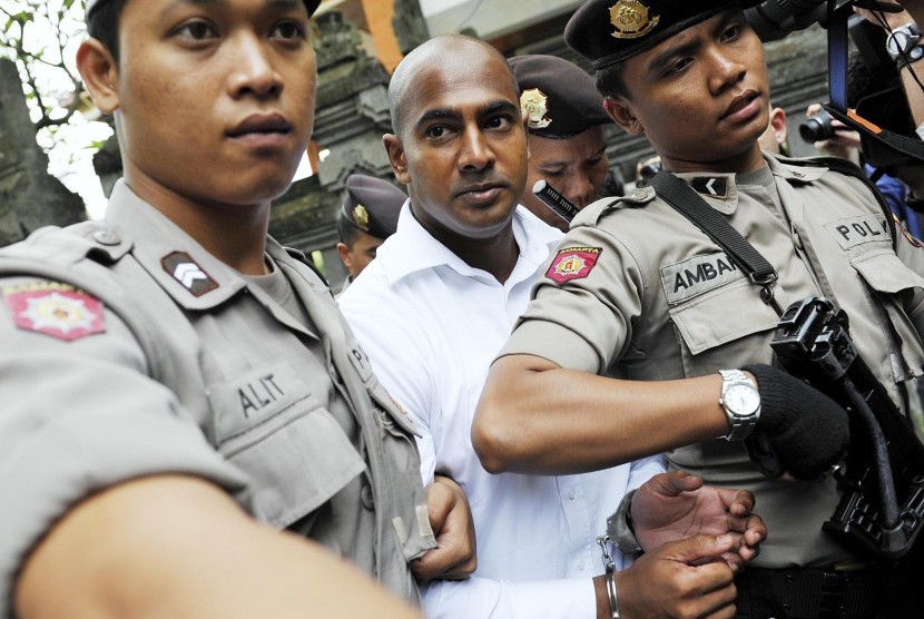 Warga Australia terpidana mati dalam kasus penyelundupan 8,2kg heroin Myuran Sukumaran (tengah) dikawal polisi saat akan menghadiri sidang peninjauan kembali (PK) di Pengadilan Negeri Denpasar, Bali, dalam foto arsip bertanggal 8 Oktober 2010 ini.