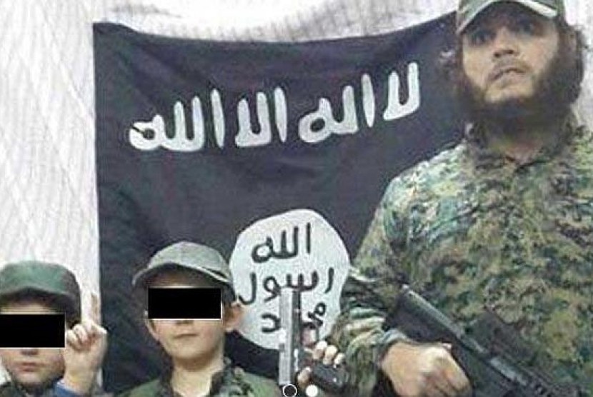 Warga Australia yang bergabung dengan ISIS, Khaled Sharrouf bersama dua bocah laki-laki yang diyakini putranya.