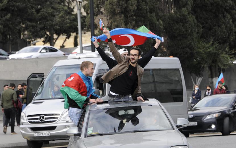 Warga Azeri merayakan kesepakatan perdamaian atas konflik Nagorno-Karabakh di Baku, Azerbaijan pada Selasa (10/11).