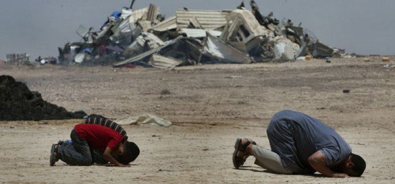 Warga Badui di Al Arakib, Israel, melakukan shalat di dekat puing rumah mereka yang dihancurkan Israel