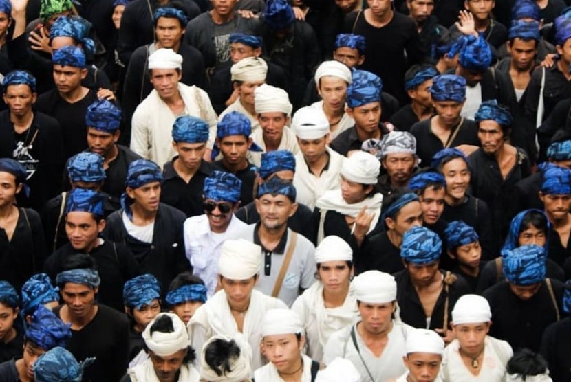 Warga Baduy saat melakukan prosesi tradisi 'Seba Baduy' tahun 2018 lalu. Terlihat warga 'Baduy dalam' memakai pakaian serba putih dan 'Baduy luar' yang mengenakan pakaian hitam dan kain kepala biru. 