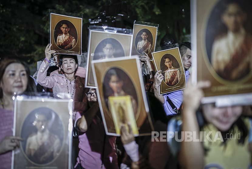 Warga Bangkok berkumpul di depan rumah sakit tempat Raja Bhumibol Adulyadej di Bangkok, Thailand, Kamis (13/10)