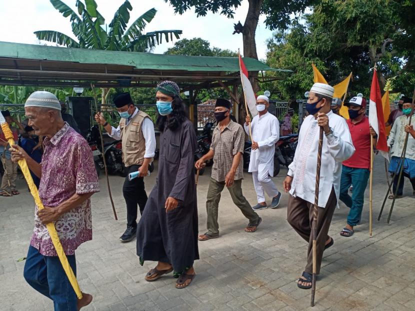  Warga Bawean menggelar kirab pusaka untuk menolak Covid-19 di Masjid Waliyah Zainab, Desa Diponggo, Kecamatan Tambak, Pulau Bawean, Gresik, Kamis (3/9).