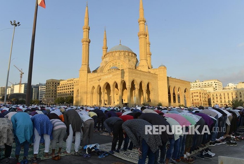 Di Lebanon terdapat 18 agama yang diakui resmi oleh negara. Warga Beirut, Lebanon menunaikan shalat id di depan masjid Muhammad al-Amin, Beirut.