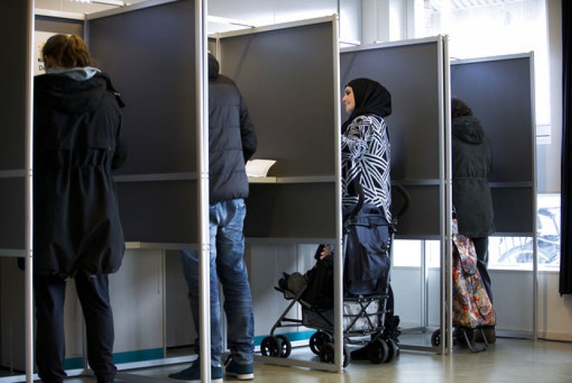 Warga Belanda memberikan suaranya dalam pemilihan umum di Den Haag, Belanda, Rabu, 15 Maret 2017. 