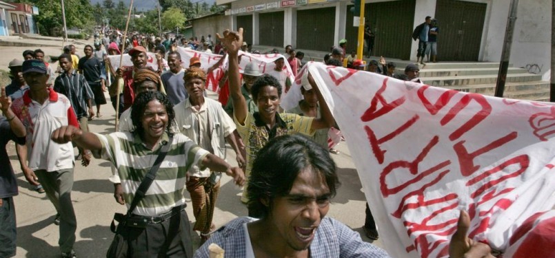 Warga Belu eks Timor Timur membentangkan spanduk di Jalan Soekarno Hatta, jalan penghubung Atambua-Kupang, dalam aksi demonstrasi menuntut pemerintah pusat secepatnya mencairkan dana bantuan korban bencana sosial, beberapa waktu lalu.