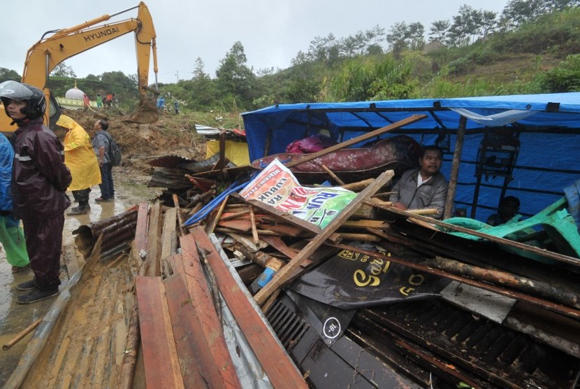 [ilustrasi] Warga berada di antara puing-puing rumah yang rusak akibat longsor, di Bukik Sileh, Kec.Gunung Talang, Kab.Solok, Sumatera Barat, Kamis (25/8).