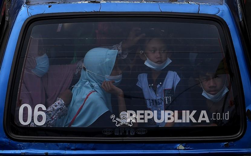 Warga berada di dalam angkot yang melintas Jalan Margonda Raya, Depok, Jawa Barat, Ahad (16/5/2021). Dishub Depok akan Cabut Izin 900 Angkot