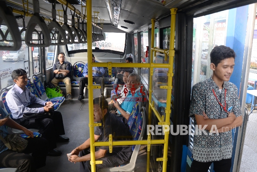 Warga berada di dalam bus TransJakarta jurusan MM-Bundaran HI di halte Tol Barat 2, Bekasi, Jabar, Senin (25/4). (Republika/ Yasin Habibi)